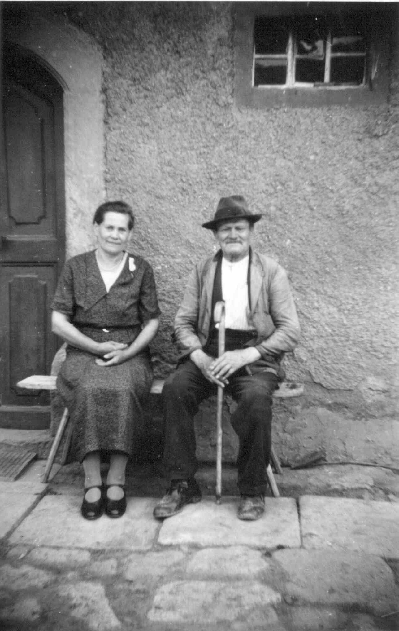 Anna Grübler mit ihrem Vater August Dölling in Steinbach am 30. Juni 1939