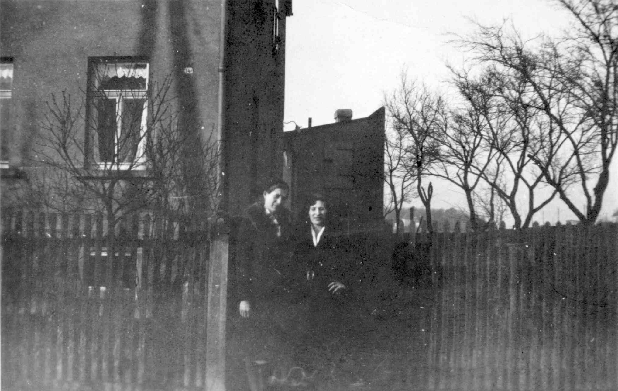 Charlotte & Erna Grübler, Weihnachten 1930 in Belgershain, Oelzschauer Str. 2