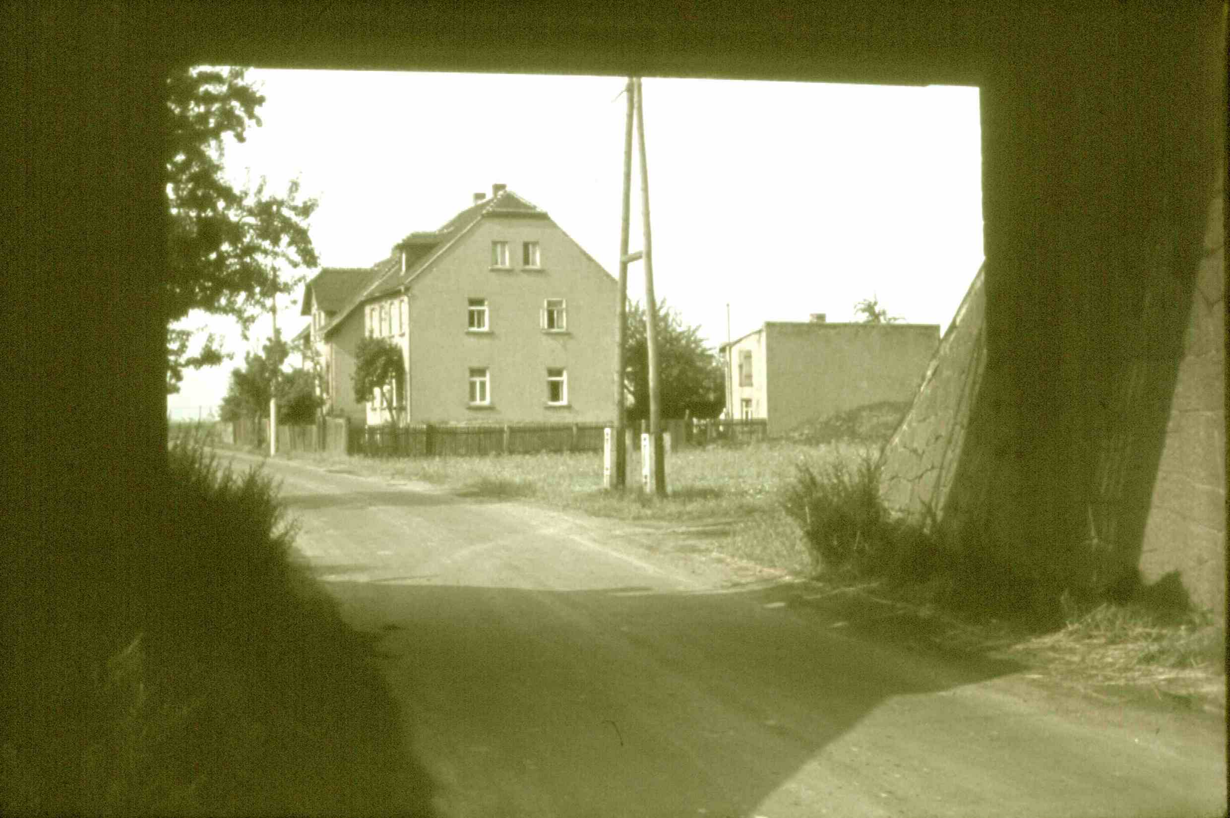 Bahnbrücke Belgershain mit Oelzschauer Straße, 13.08.1964