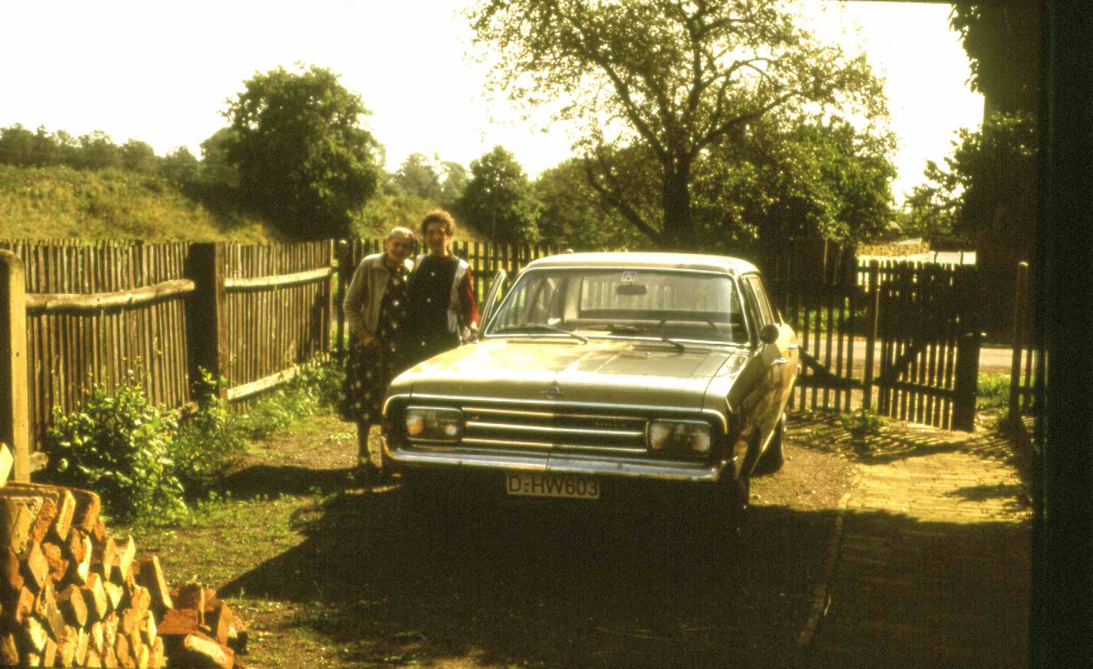 Opel Rekord mit Anna Grübler und Erna Naumann